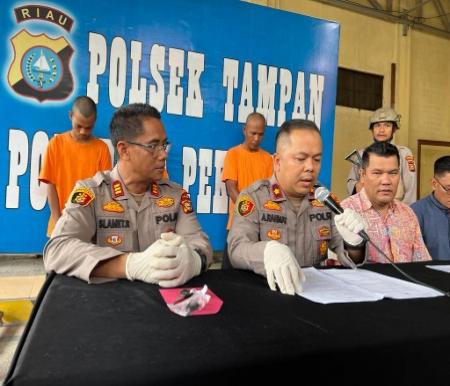 Kapolsek Tampan, Kompol Asep Rahmat, Udin ekspos pelaku spesialis curanmor di Pekanbaru (foto/bayu-halloriau)